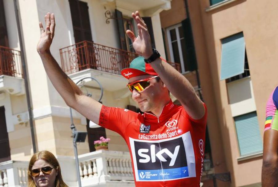 La maglia rossa Elia Viviani con un cappellino vintage alla partenza della tappa. Bettini